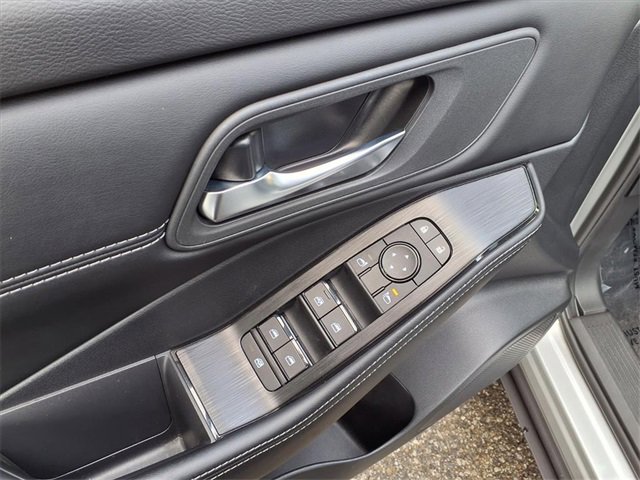 Certified 2025 Nissan Rogue SV w/ SV Premium Package image 17