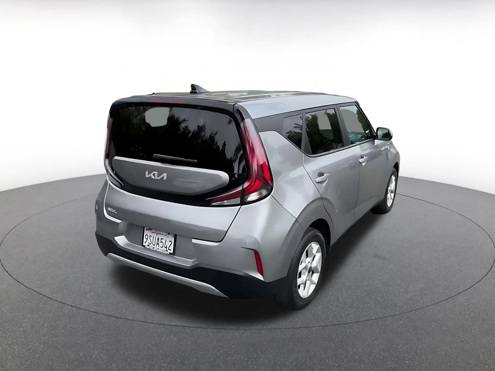 Used 2025 Kia Soul LX w/ LX Technology Package FWD image 11
