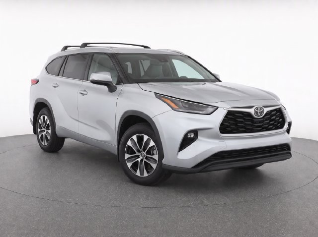 Used 2023 Toyota Highlander XLE AWD/4WD image 2