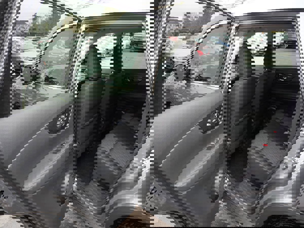 Used 2017 Nissan Rogue SV w/ SV Premium Package image 25