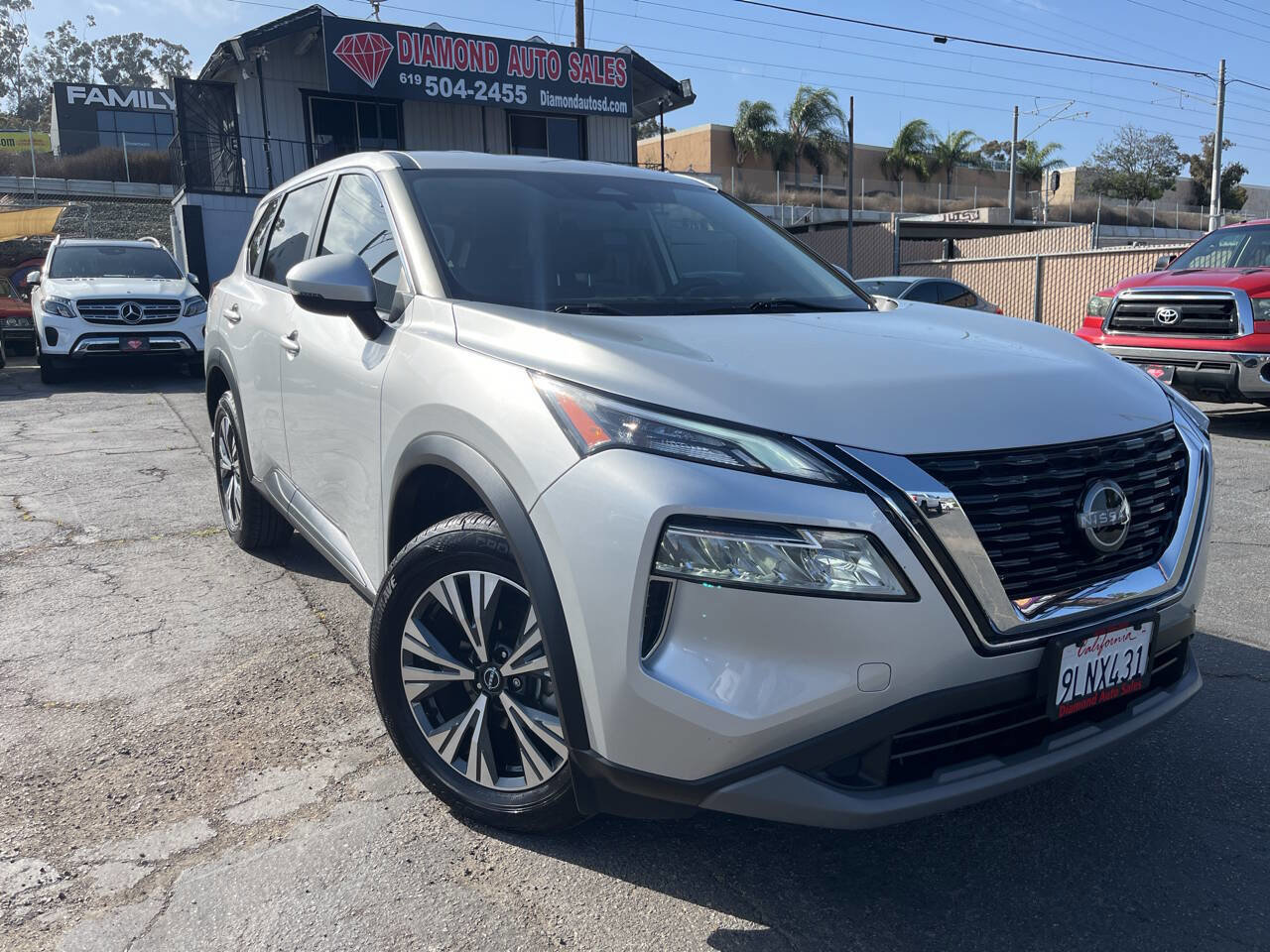 Used 2023 Nissan Rogue SV image 2