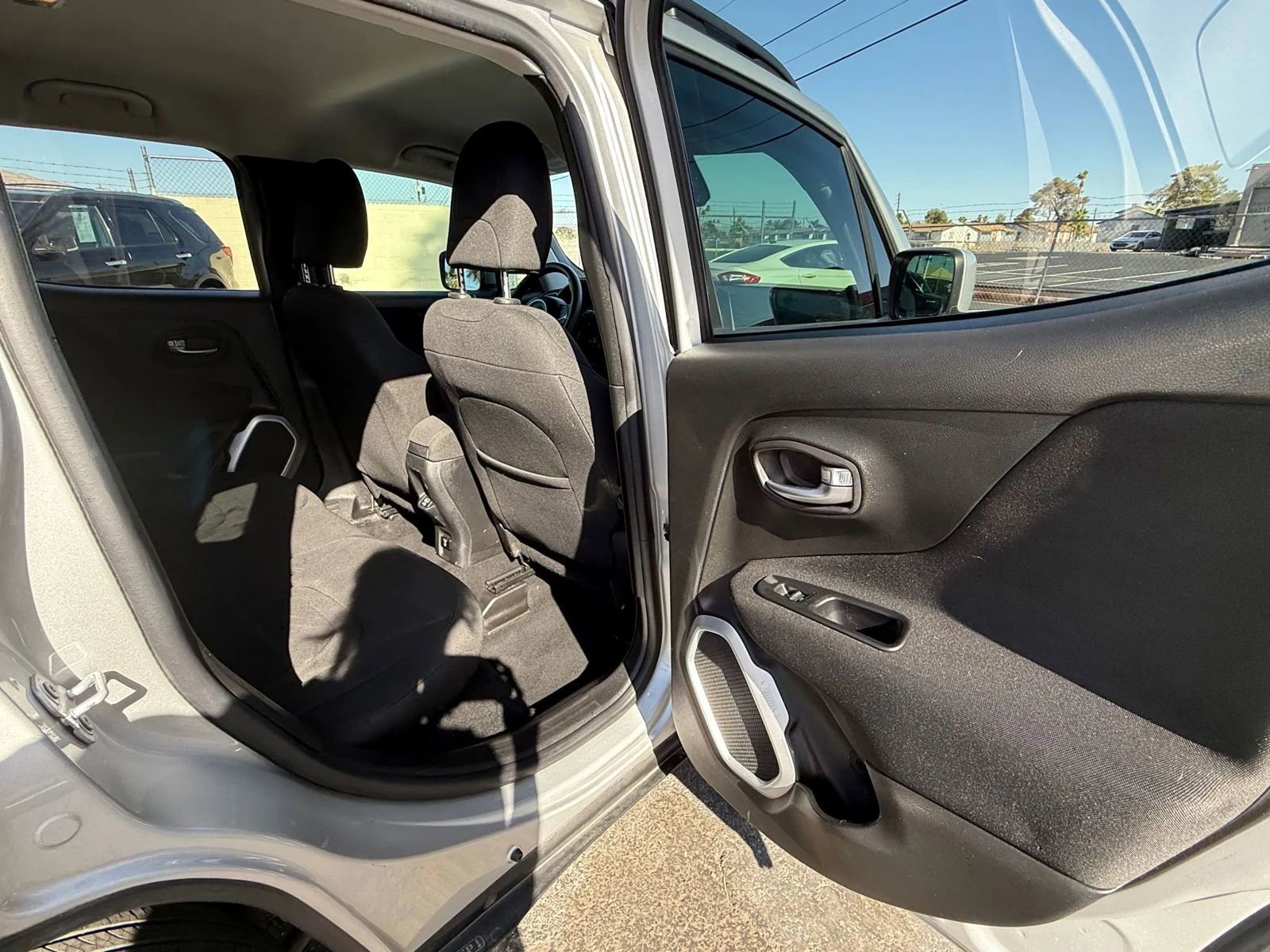 Used 2018 Jeep Renegade Latitude w/ Popular Equipment Group image 22