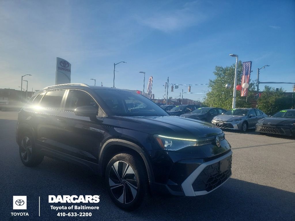 Used 2025 Volkswagen Taos SE AWD/4WD image 1