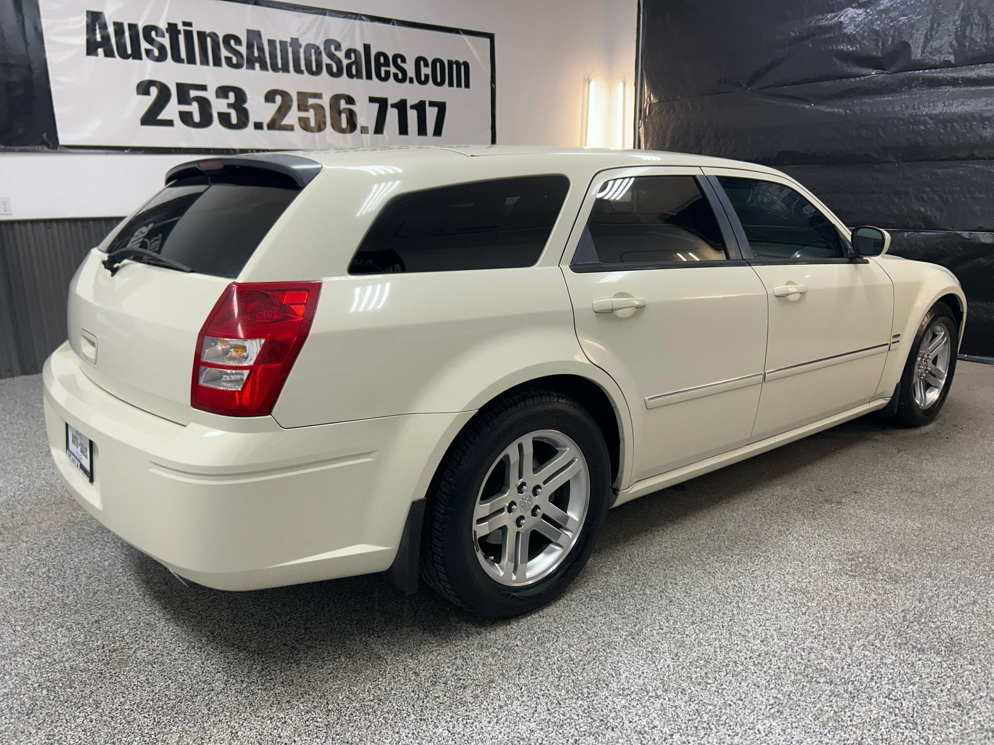 Used 2005 Dodge Magnum R/T w/ Convenience Group II RWD image 6