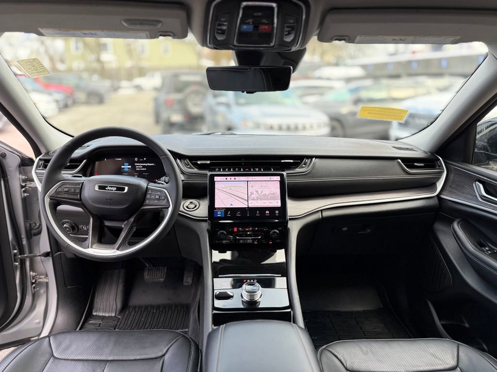 Used 2023 Jeep Grand Cherokee Limited w/ Luxury Tech Group II image 9
