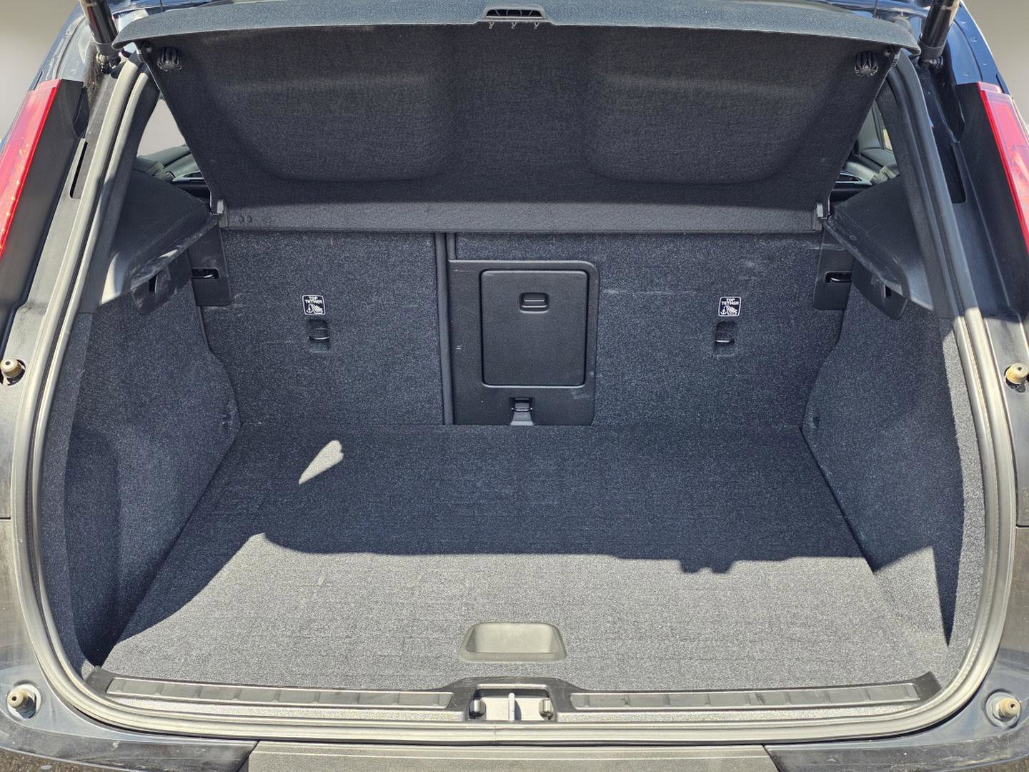 Used 2023 Volvo XC40 B5 Core image 11