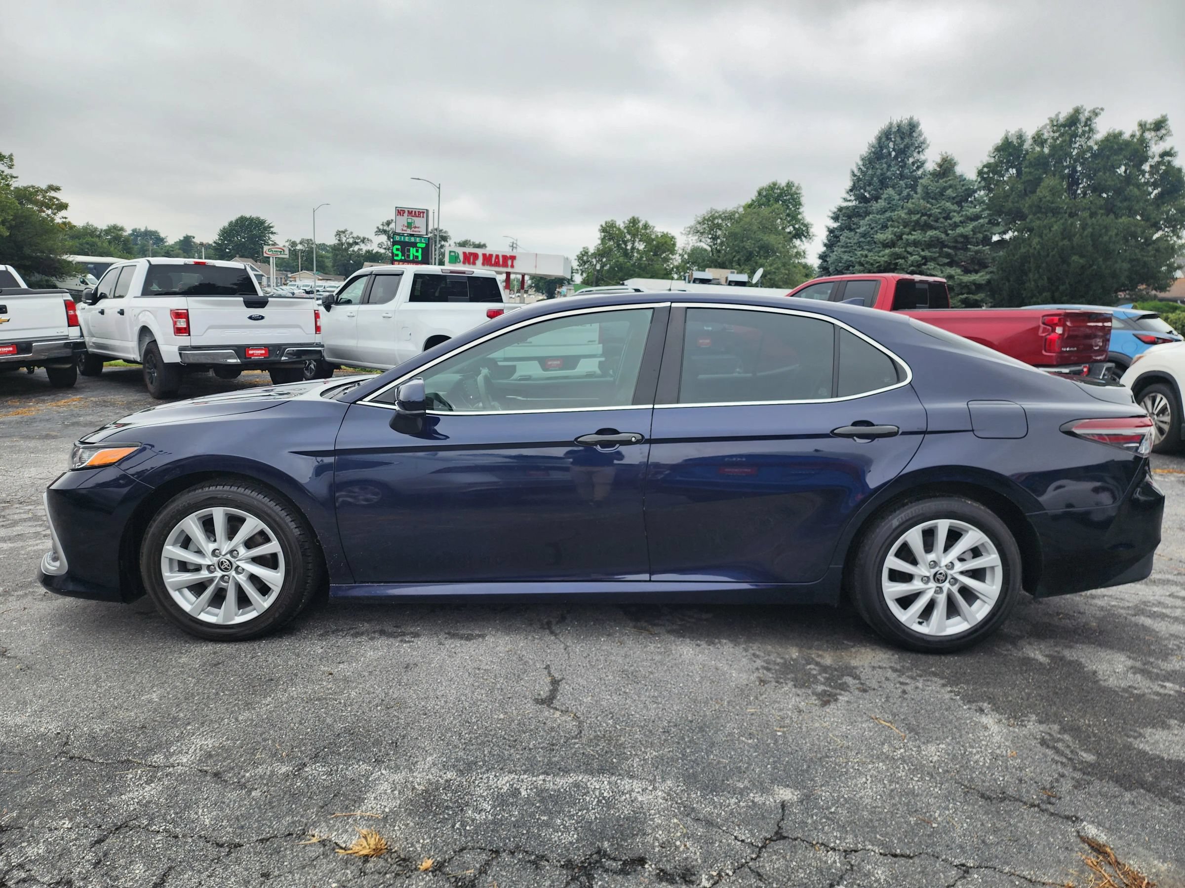 Used 2022 Toyota Camry LE FWD image 4