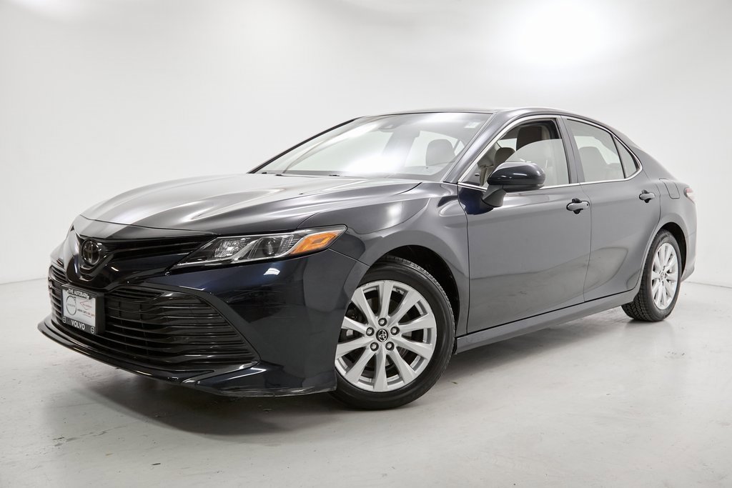 Used 2018 Toyota Camry LE image 2