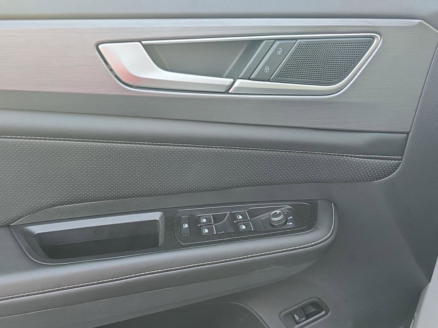 Used 2024 Volkswagen Atlas Cross Sport SE image 16