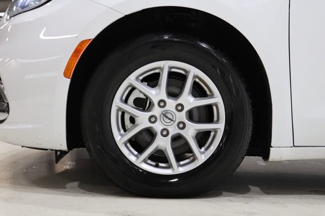 Used 2023 Chrysler Pacifica Touring-L FWD image 11