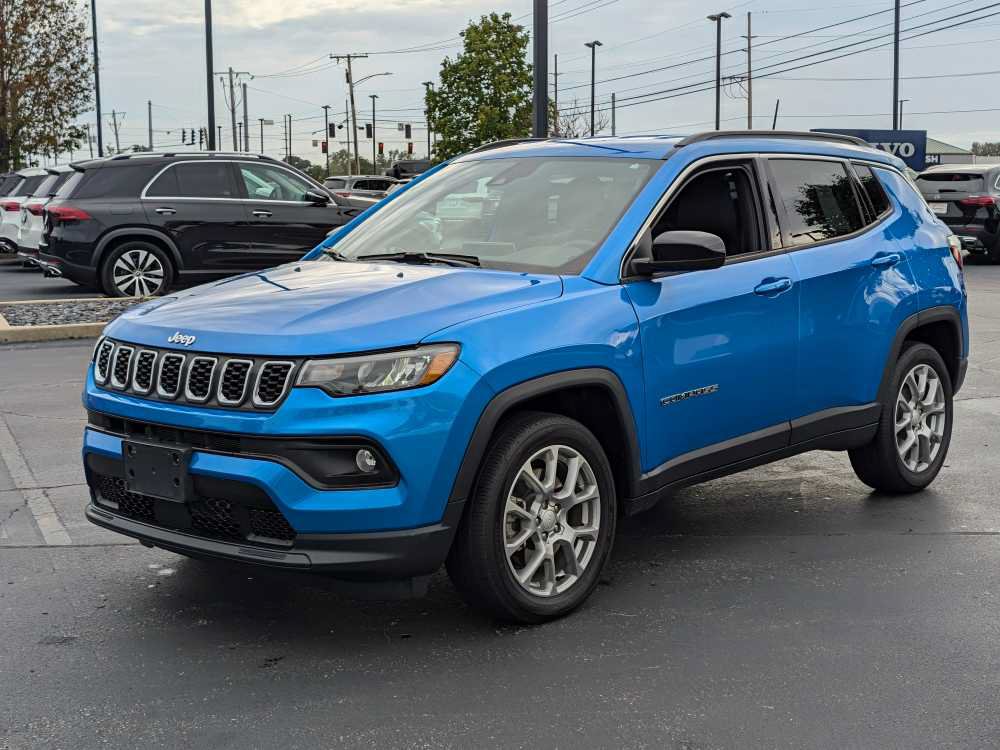 Used 2024 Jeep Compass Latitude AWD/4WD image 3