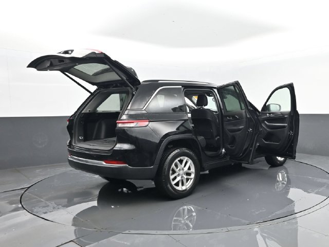 Used 2023 Jeep Grand Cherokee Laredo w/ Luxury Tech Group I AWD/4WD image 30