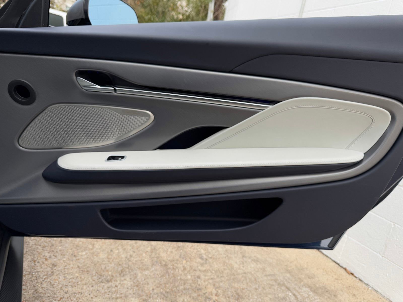 New 2025 Aston Martin Vanquish V12 image 22