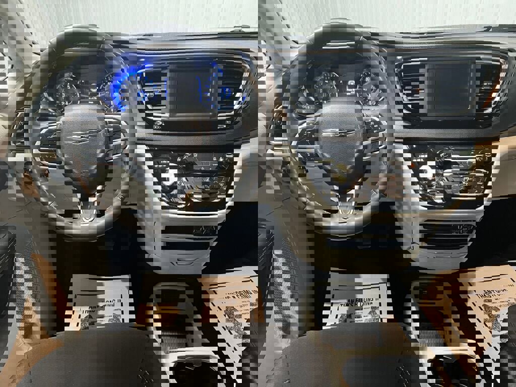 Used 2022 Chrysler Voyager LX image 4