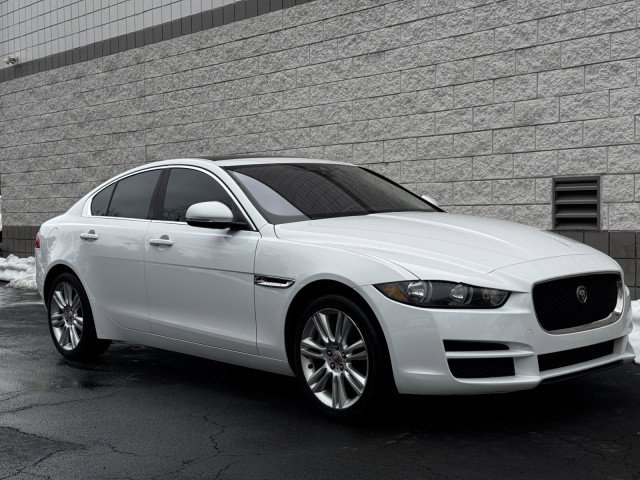 Used 2019 Jaguar XE Premium image 16
