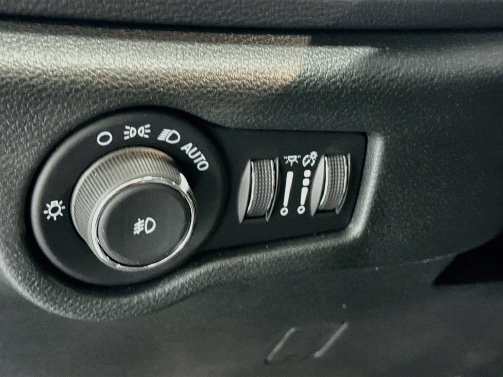 Used 2026 Chrysler Pacifica Limited FWD image 10