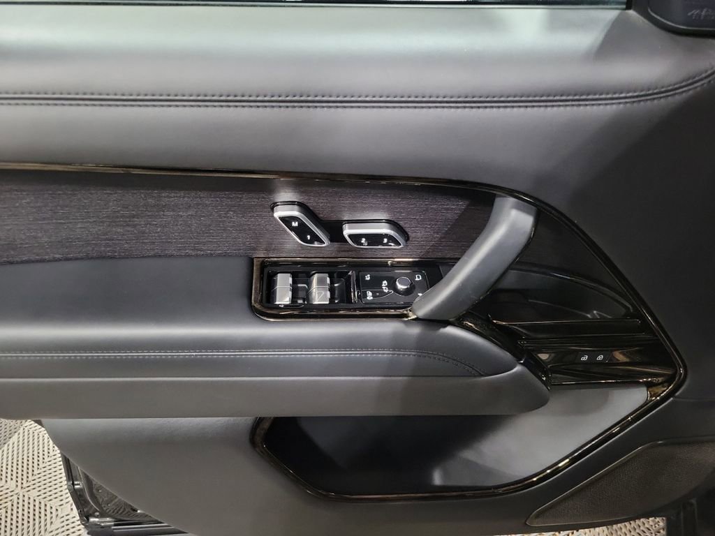 Used 2023 Land Rover Range Rover SV image 14