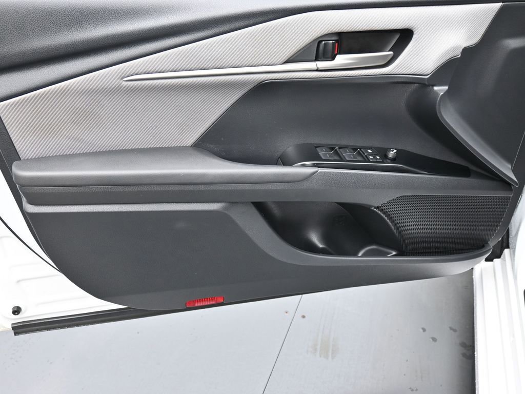 Used 2025 Toyota Camry SE w/ Convenience Package image 9