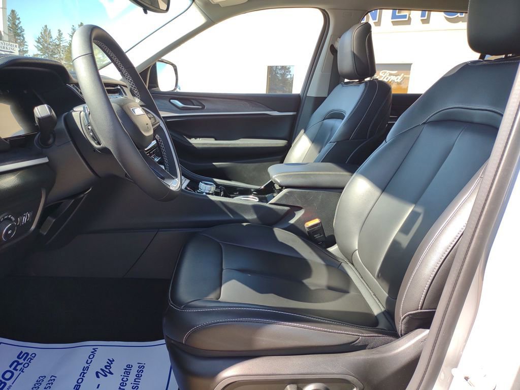 Used 2023 Jeep Grand Cherokee L Limited w/ MOPAR Finishing Package AWD/4WD image 9