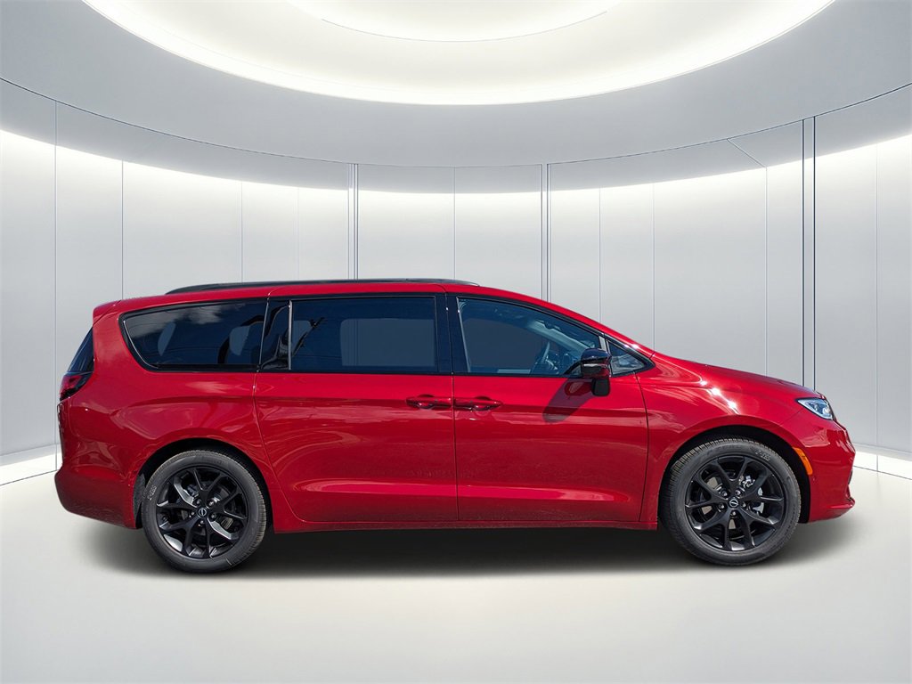 New 2026 Chrysler Pacifica Limited w/ Uconnect Theater Family Group image 3
