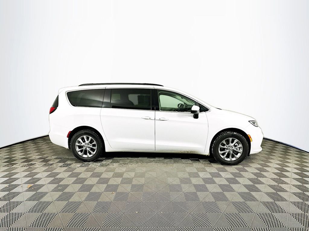 Used 2023 Chrysler Pacifica Touring-L image 11