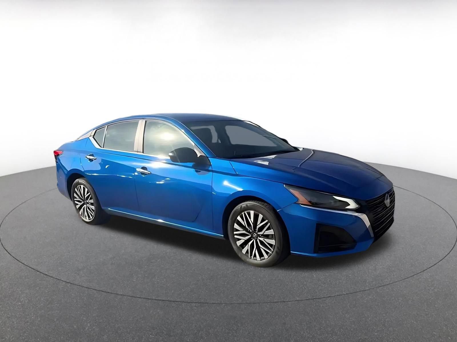 Used 2025 Nissan Altima 2.5 SV FWD image 2