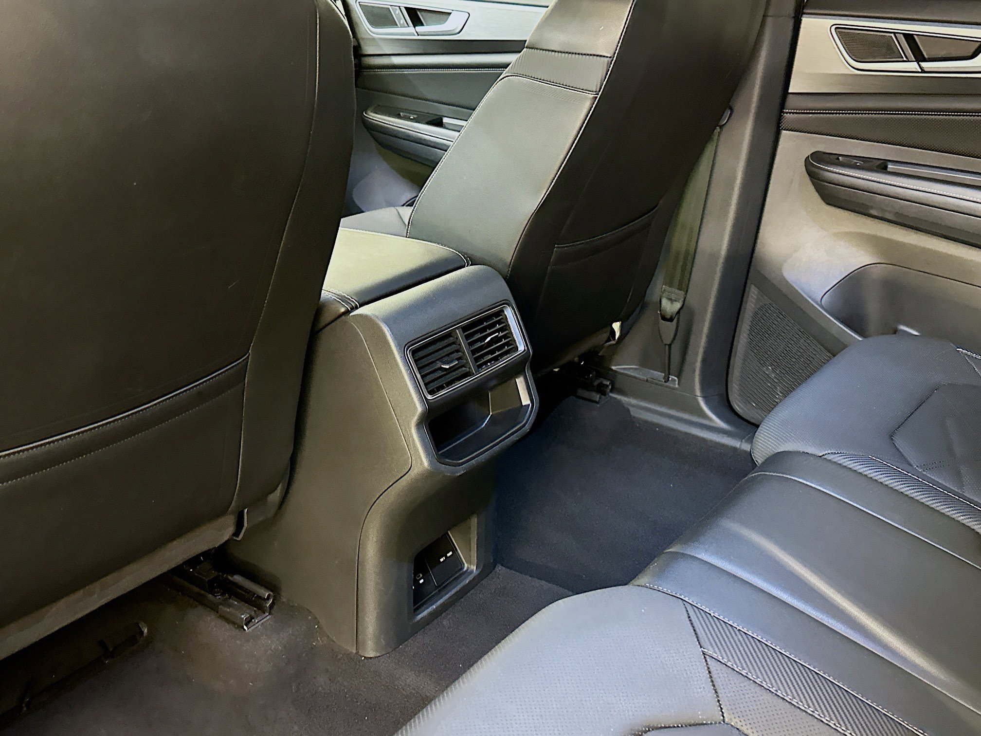 Used 2024 Volkswagen Atlas Cross Sport SE image 28