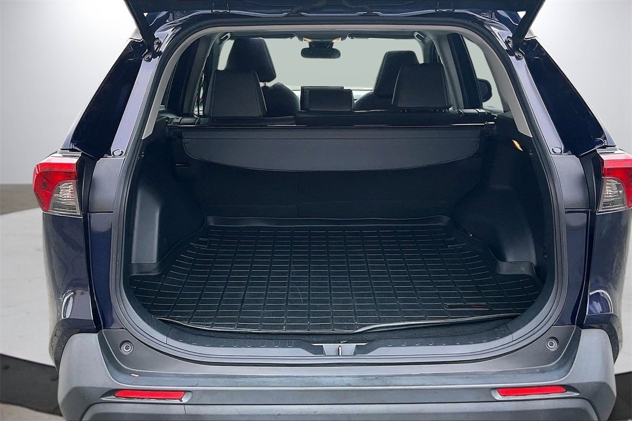 Used 2020 Toyota RAV4 XLE Premium image 26