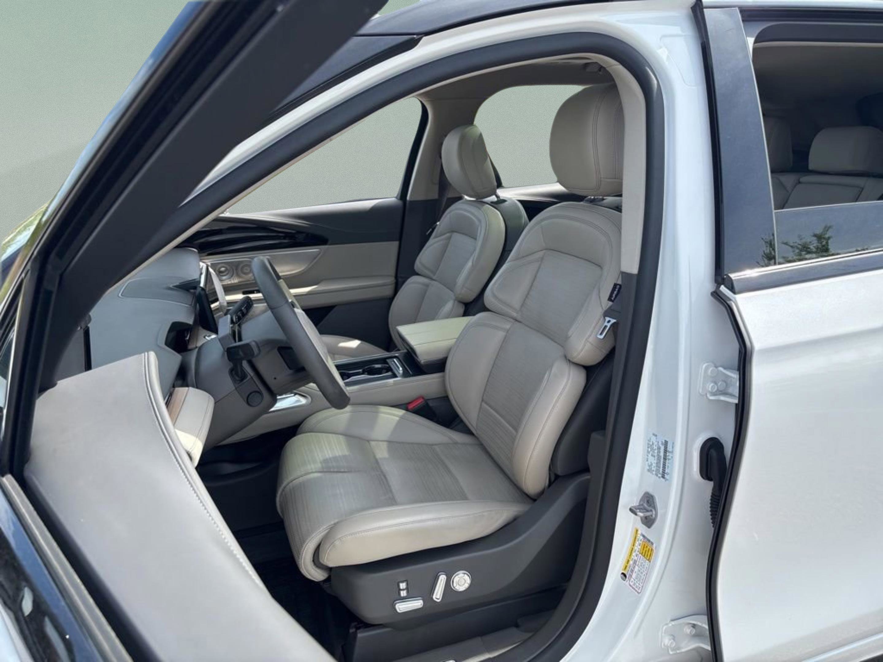 Used 2025 Lincoln Nautilus Reserve image 18