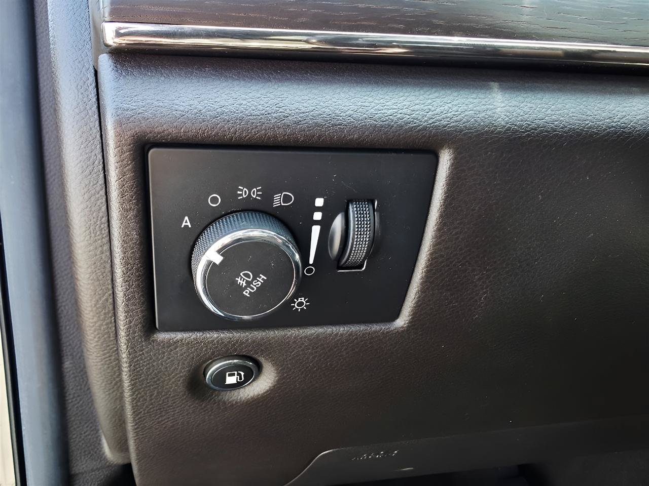 Used 2014 Jeep Grand Cherokee Summit AWD/4WD image 29