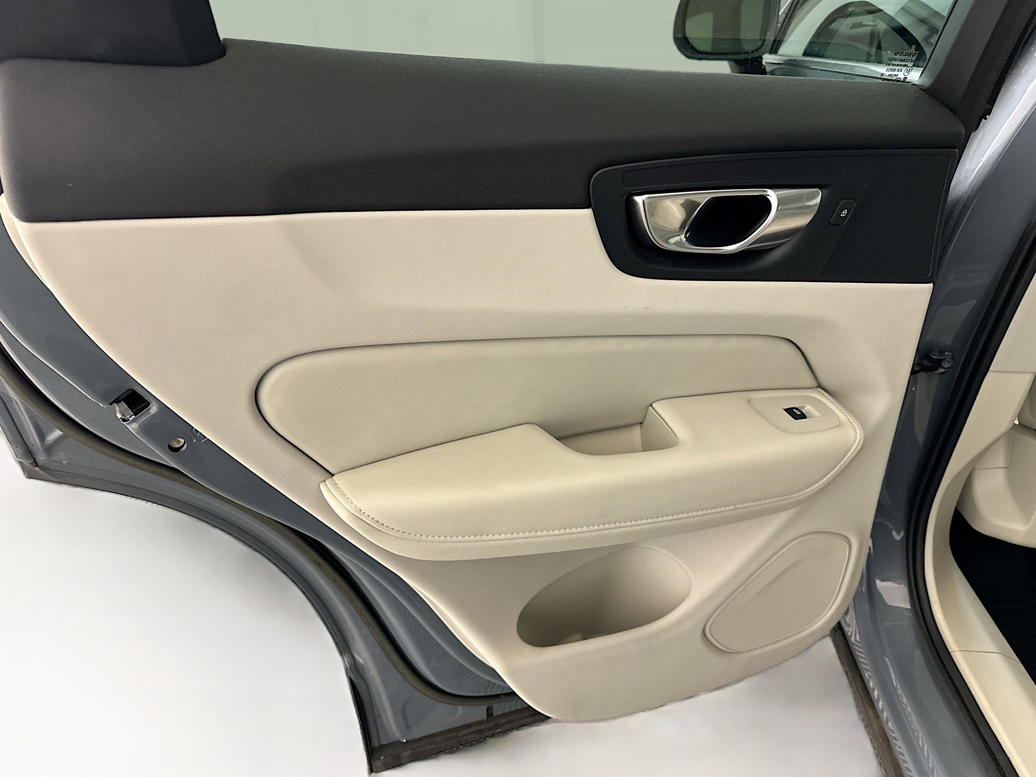 Used 2023 Volvo XC60 B5 Core image 28