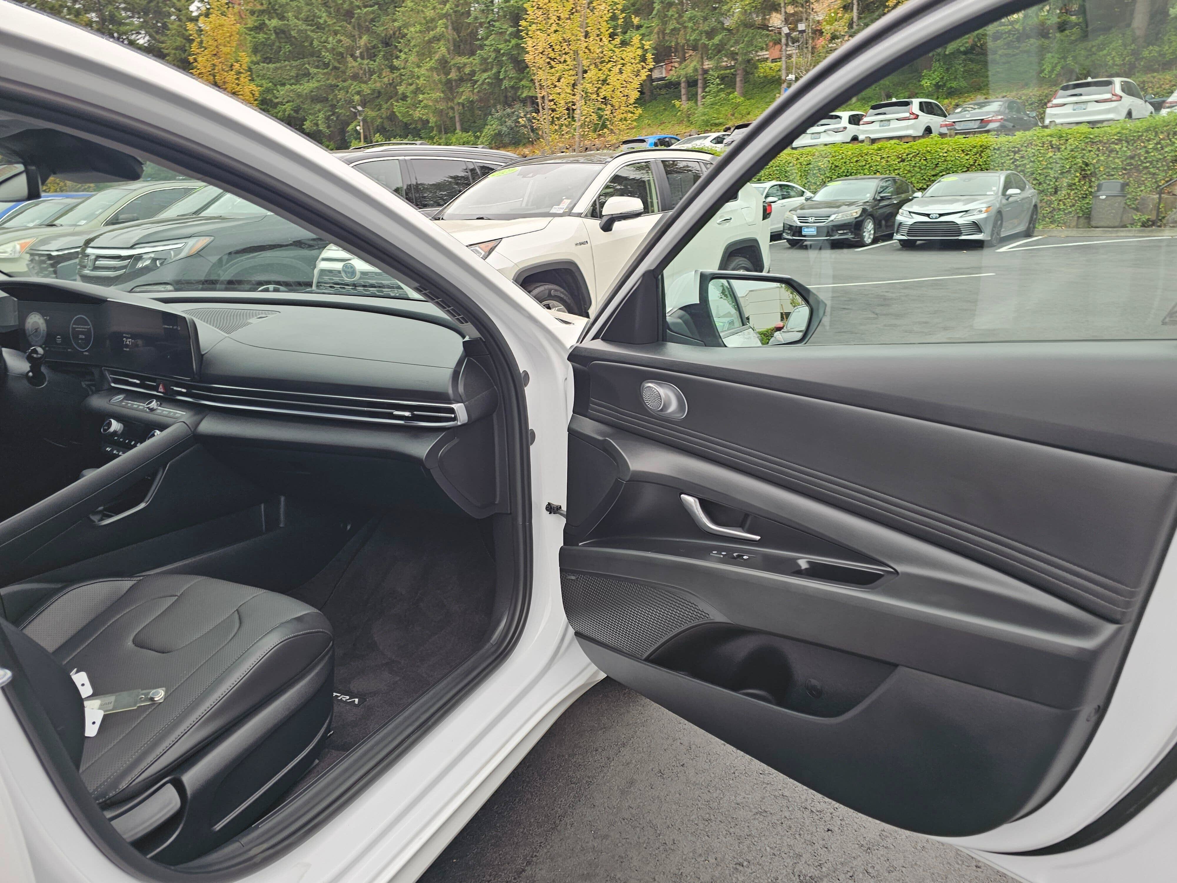 Used 2023 Hyundai Elantra Limited w/ Cargo Package FWD image 12