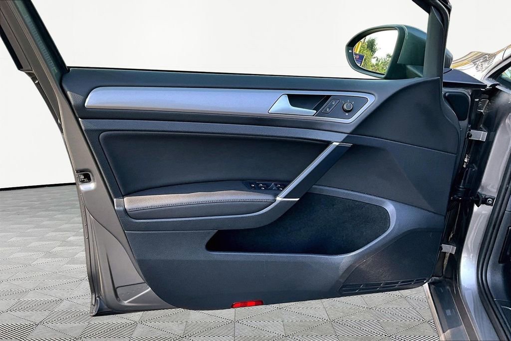 Used 2015 Volkswagen e-Golf SEL Premium FWD image 20