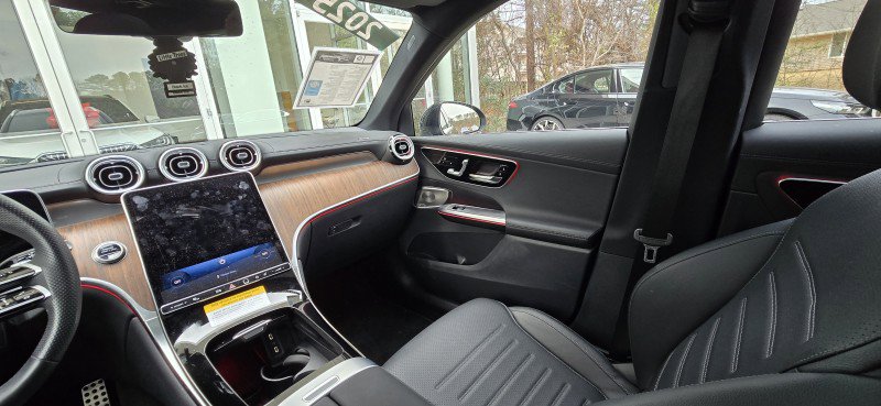 Used 2025 Mercedes-Benz GLC 300 4MATIC image 23