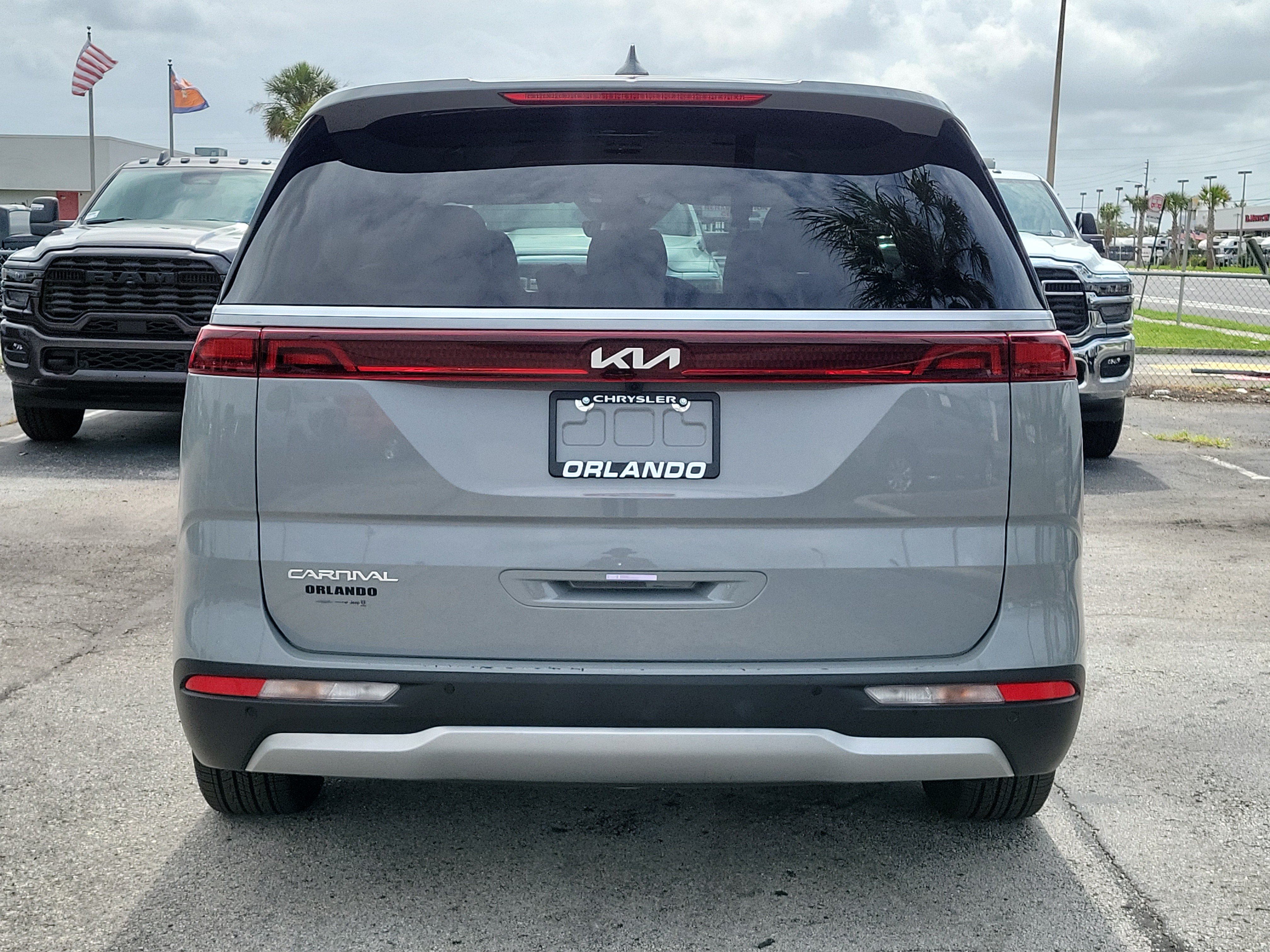 Used 2024 Kia Carnival EX FWD image 6