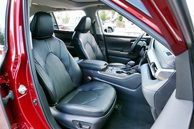 Used 2023 Toyota Highlander Limited FWD image 18
