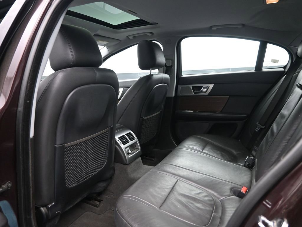 Used 2015 Jaguar XF Premium image 22