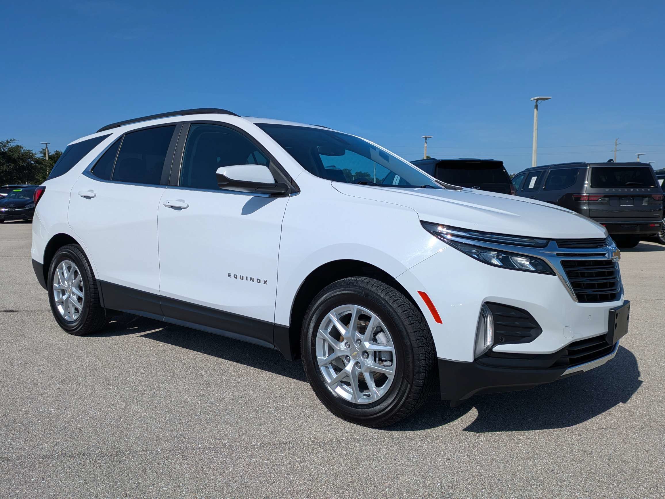 Used 2022 Chevrolet Equinox LT AWD/4WD image 2