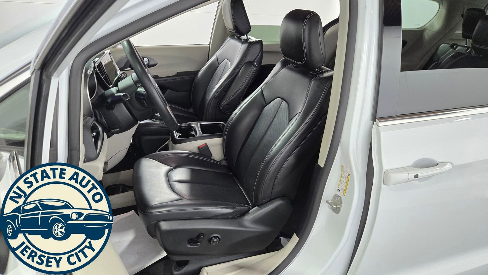 Used 2023 Chrysler Pacifica Touring-L FWD image 25