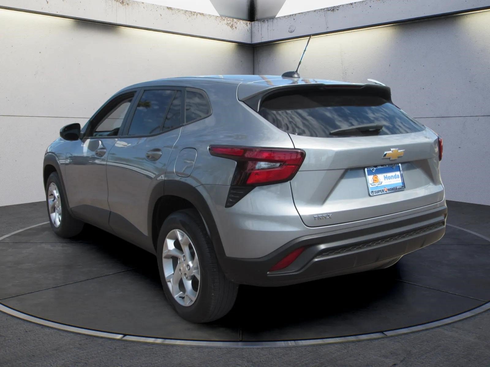 Used 2024 Chevrolet Trax LS w/ LS Convenience Package FWD image 6