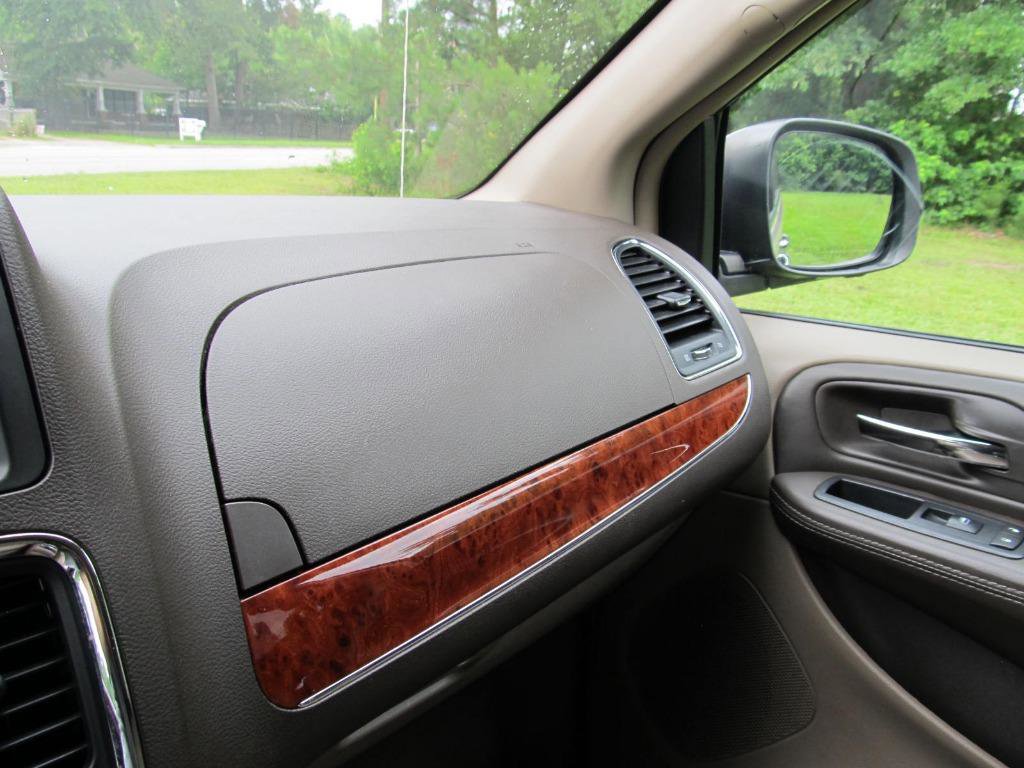 Used 2016 Chrysler Town & Country Touring-L image 63