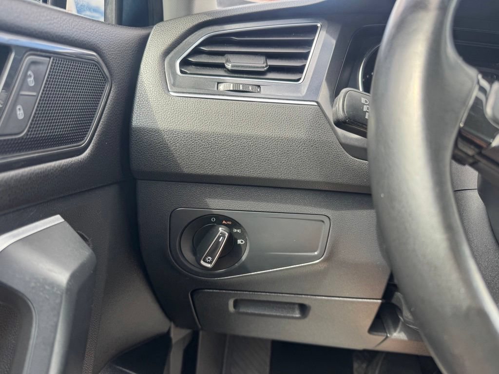 Used 2018 Volkswagen Tiguan SE w/ Panoramic Sunroof Package AWD/4WD image 31