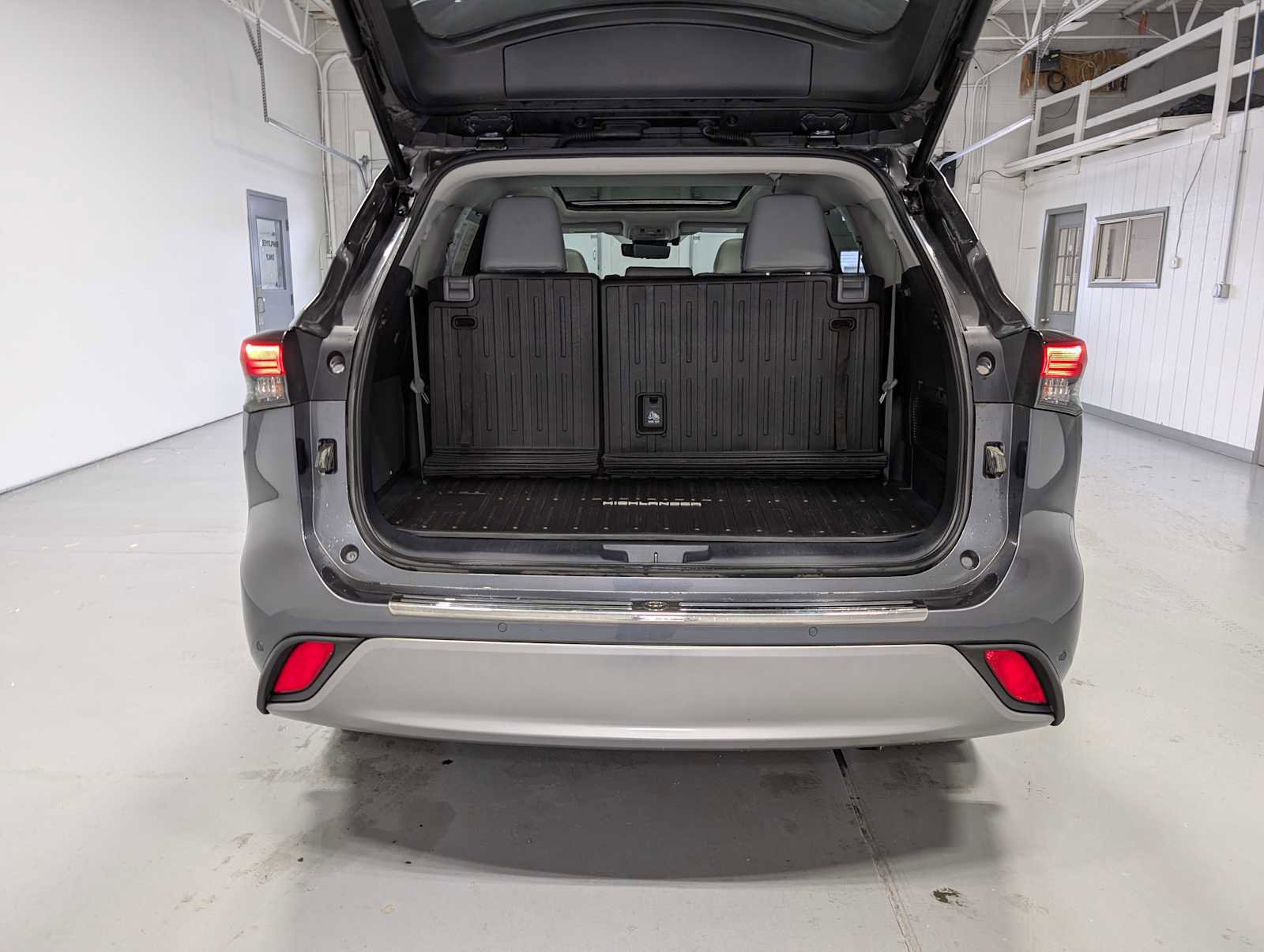 Used 2021 Toyota Highlander Platinum image 44