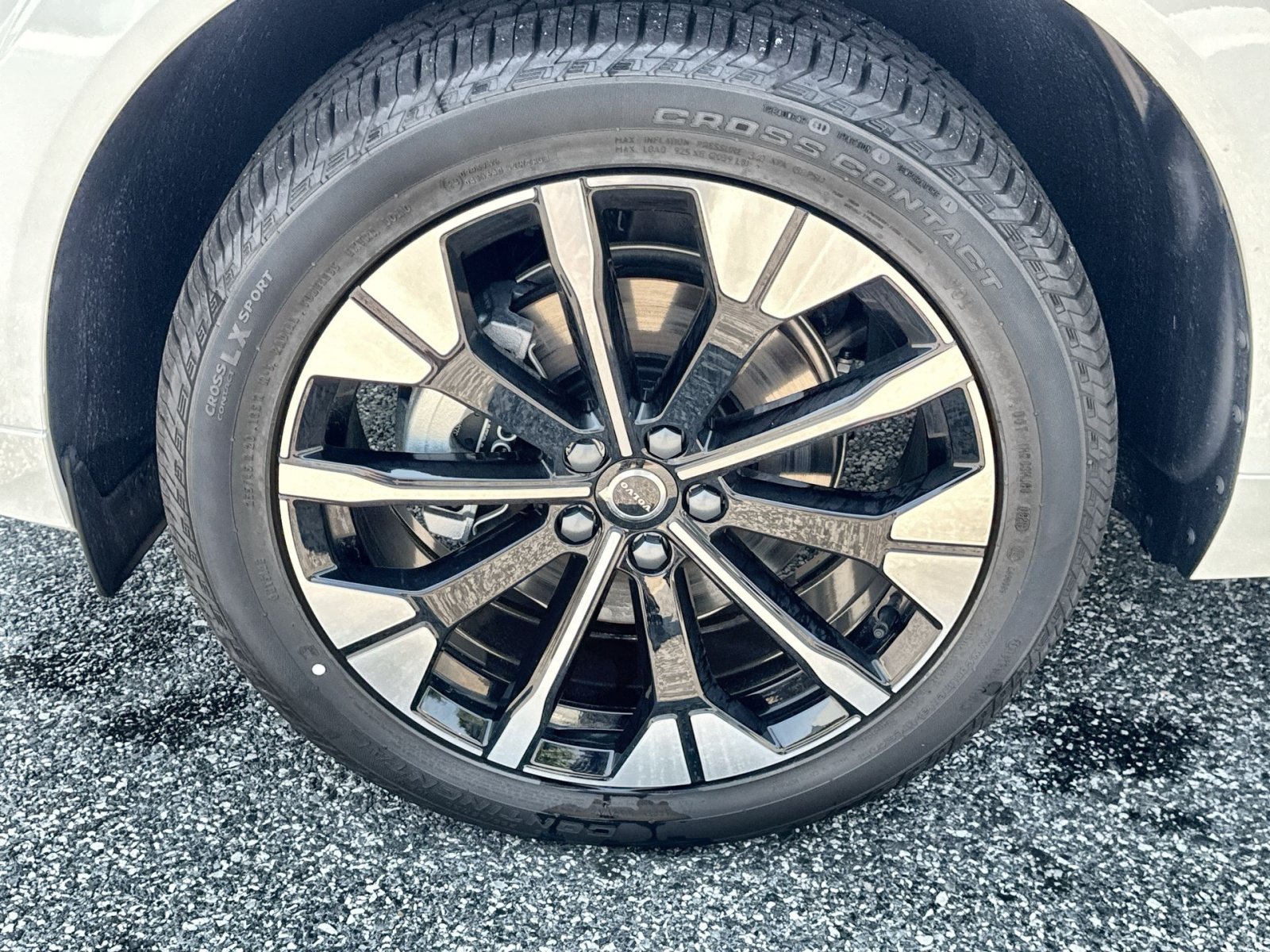 New 2026 Volvo XC60 B5 Plus w/ Protection Package Premier AWD/4WD image 12