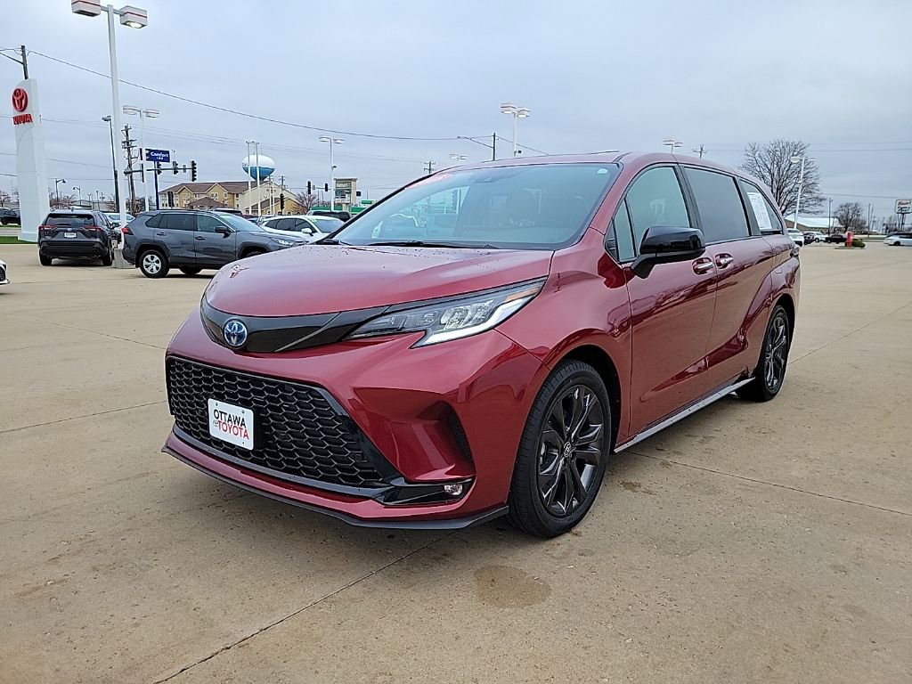 Used 2025 Toyota Sienna XSE image 2
