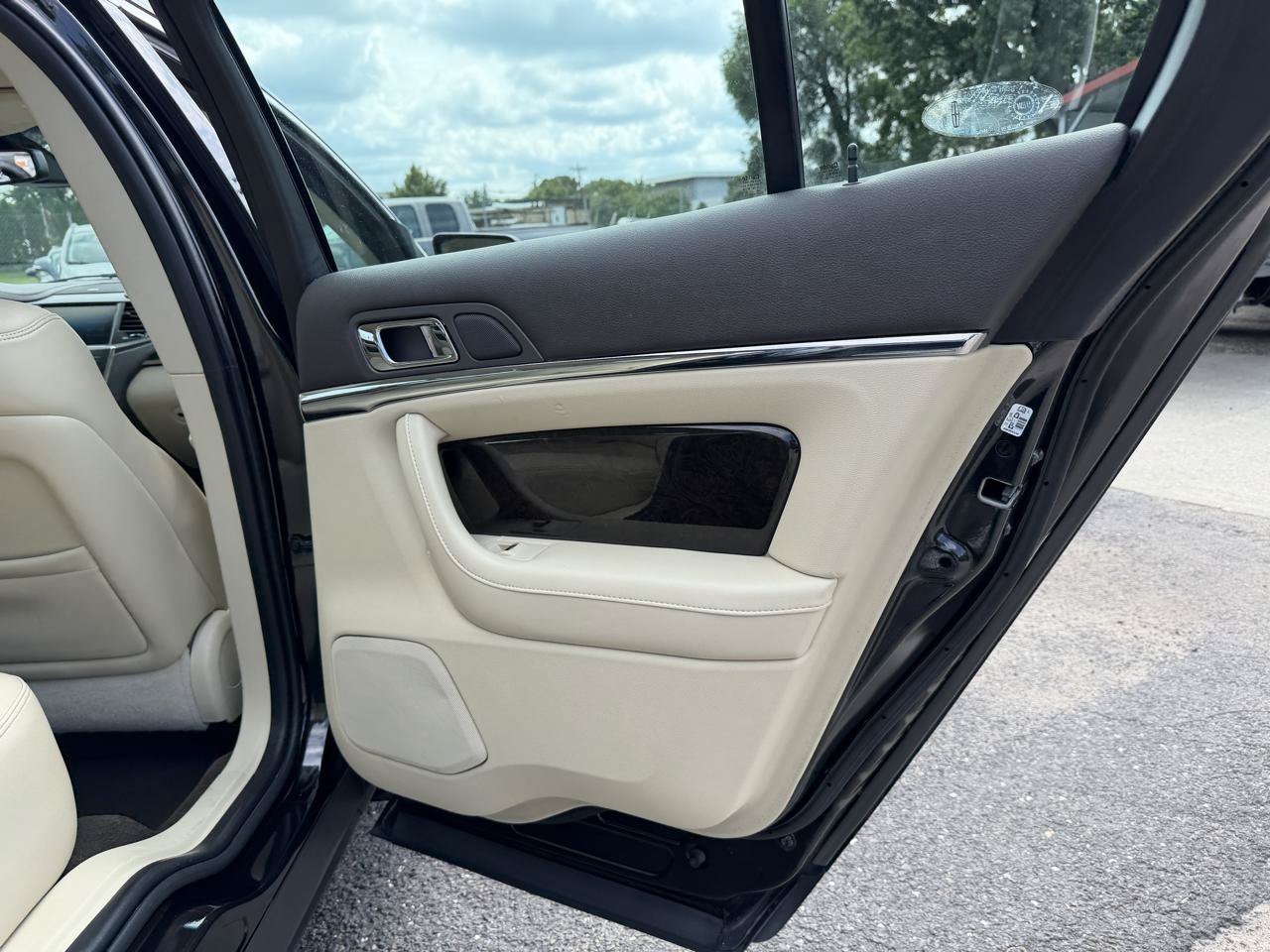 Used 2015 Lincoln MKS w/ Equipment Group 101A FWD image 17