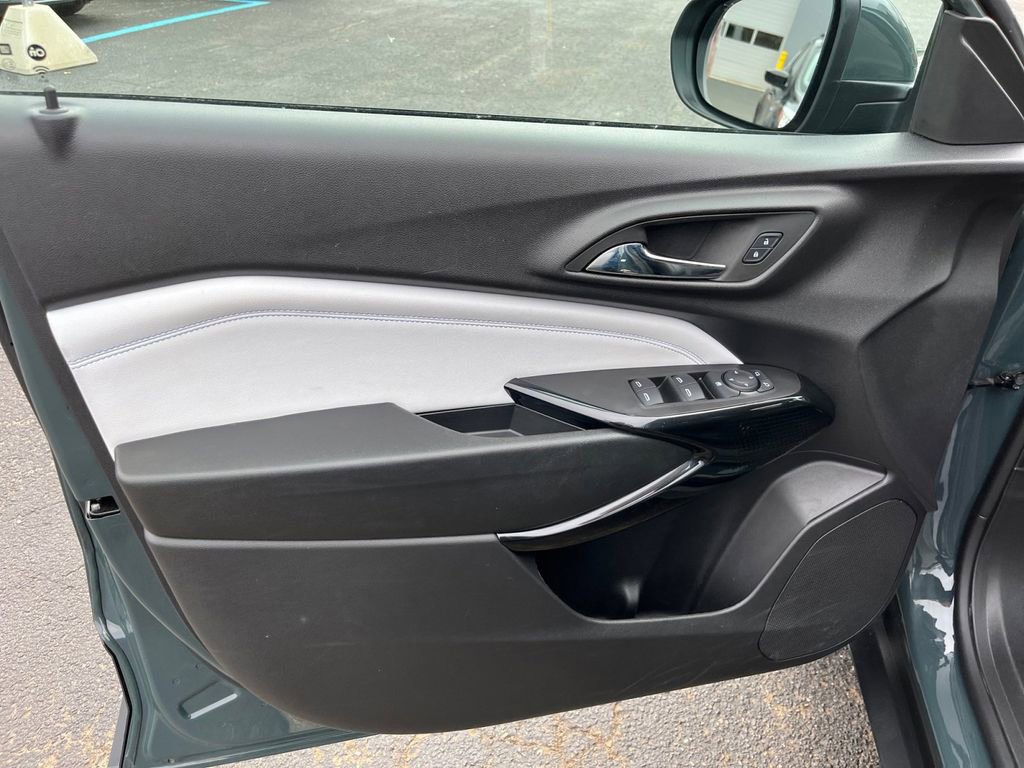Used 2025 Chevrolet Trax LT FWD image 19