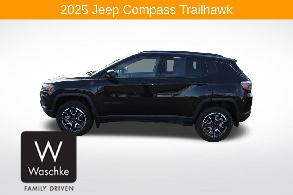 Used 2025 Jeep Compass Trailhawk w/ Trailhawk Convenience Group AWD/4WD image 4