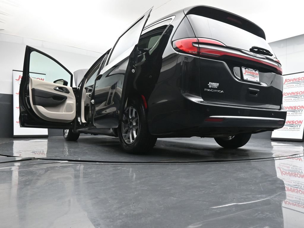 Used 2024 Chrysler Pacifica Touring-L image 44