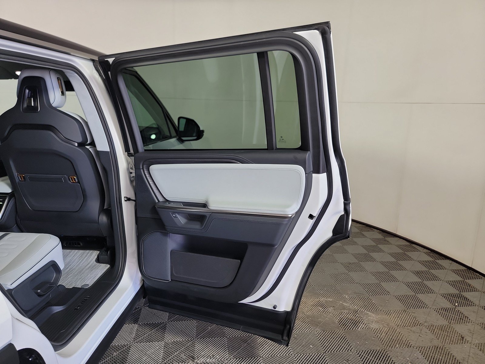 Used 2025 Rivian R1S Adventure AWD/4WD image 19